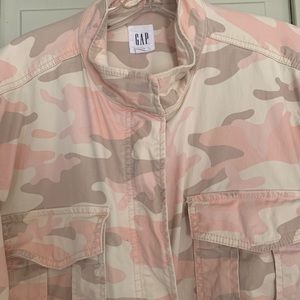 Gap camouflage spring/summer jacket. Worn twice. True to size. Great condition.